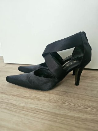 Zapatos de tacón negros