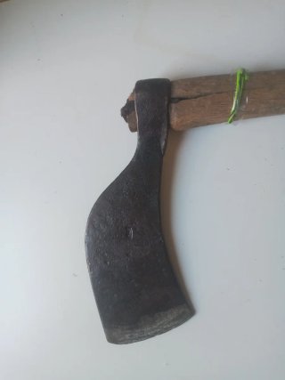 Hacha destral antigua de mano con mango de madera