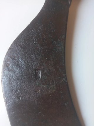 Hacha destral antigua de mano con mango de madera