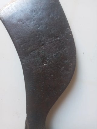 Hacha destral antigua de mano con mango de madera