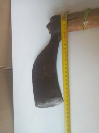 Hacha destral antigua de mano con mango de madera