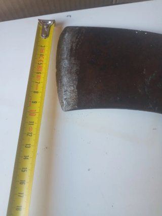 Hacha destral antigua de mano con mango de madera