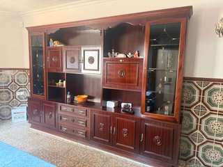 Mueble de madera con vitrina