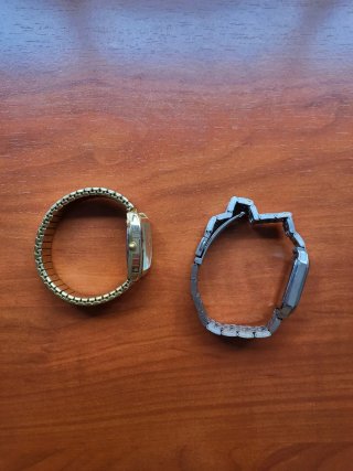 2 relojes dorado y plateado