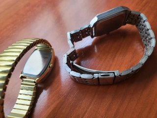 2 relojes dorado y plateado