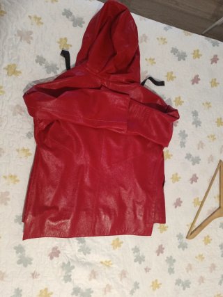 Cazadora de piel roja con capucha