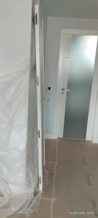 2 Puertas lacadas en blanco con cristal.