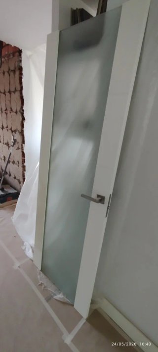 2 Puertas lacadas en blanco con cristal.