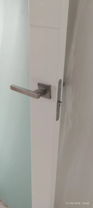 2 Puertas lacadas en blanco con cristal.