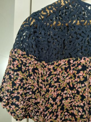 Camiseta manga corta de flores y encaje. Talla S