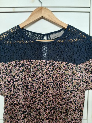 Camiseta manga corta de flores y encaje. Talla S