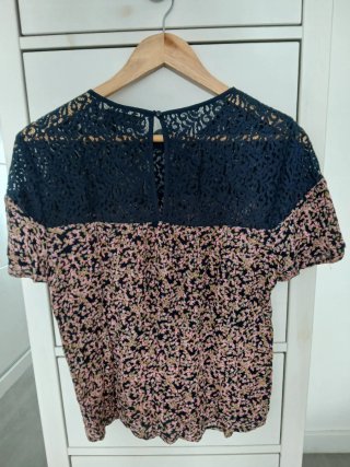 Camiseta manga corta de flores y encaje. Talla S