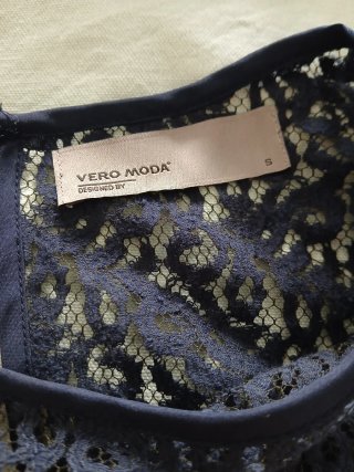 Camiseta manga corta de flores y encaje. Talla S