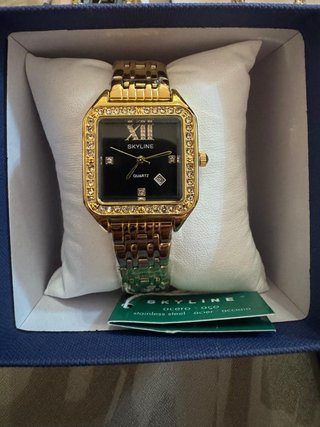 Reloj Skyline Dorado y Negro Elegante