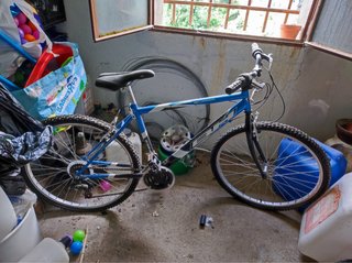 Bicicleta de montaña azul y negra