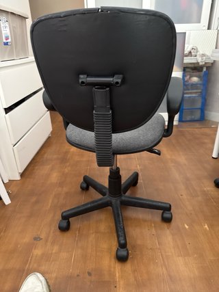 Silla de oficina gris