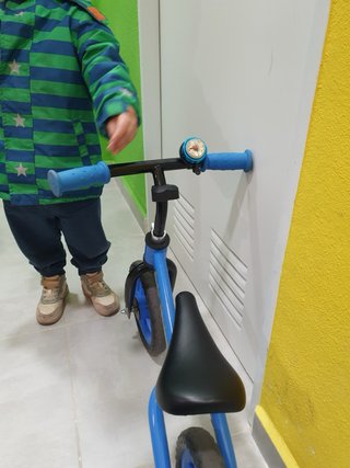 Bicicleta de equilibrio infantil azul