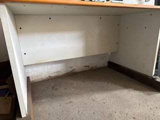 Tavolo da ufficio bianco e in legno