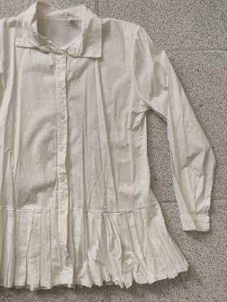 Camisa blanca con pliegues