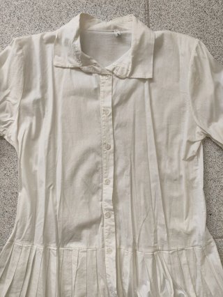 Camisa blanca con pliegues