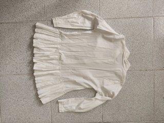 Camisa blanca con pliegues