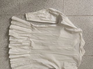 Camisa blanca con pliegues