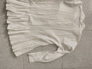Camisa blanca con pliegues