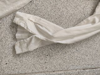 Camisa blanca con pliegues