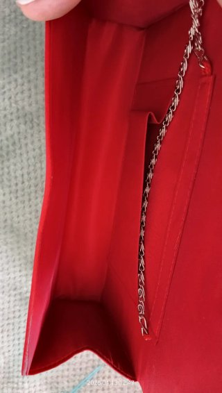Bolso de fiesta rojo con cadena y pedrería