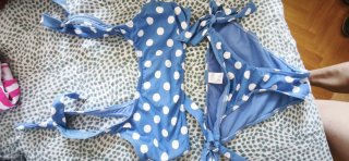 Bikini de lunares azul y blanco