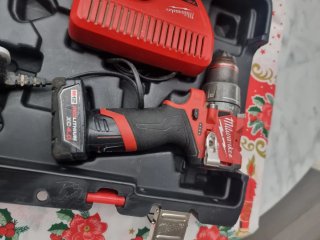 Milwaukee M12 Taladro y Atornillador