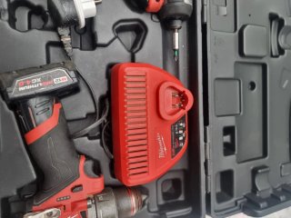 Milwaukee M12 Taladro y Atornillador