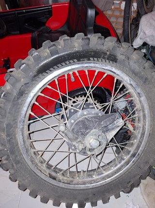 Rueda de moto con disco de freno