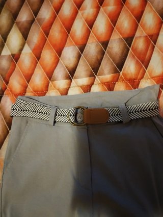 Pantaloni grigio chiaro stretti con cintura