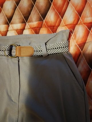 Pantaloni grigio chiaro stretti con cintura