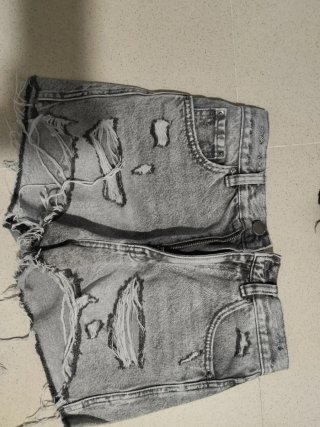 Pantalón corto vaquero desgarrado gris