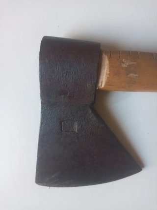 Hacha de madera