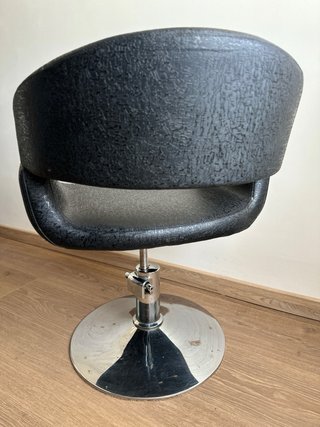 Silla de peluquería negra con base metál