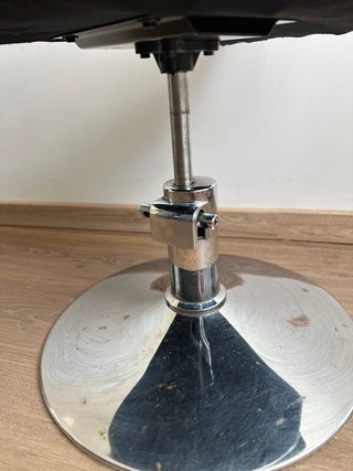 Silla de peluquería negra con base metál