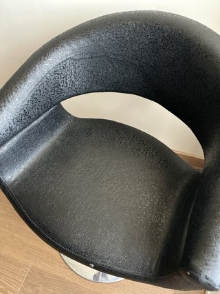 Silla de peluquería negra con base metál
