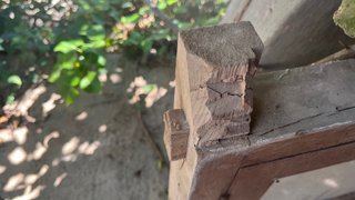 Ventana antigua de madera con cristal