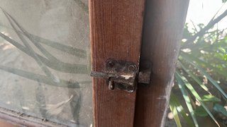 Ventana antigua de madera con cristal
