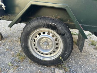 Remolque verde con tapa