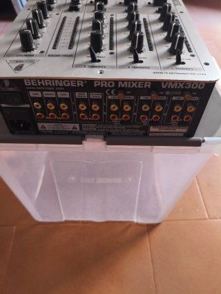 Mesa de mezclas Behringer VMX300