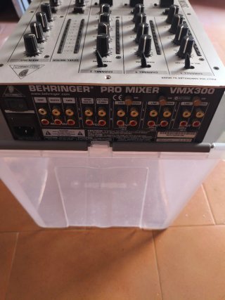 Mesa de mezclas Behringer VMX300