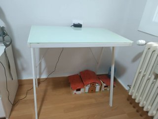 Mesa cristal y metal blanca