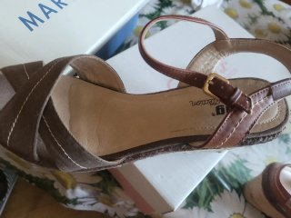 Sandalias Mustang Cuña Beige y Marrón
