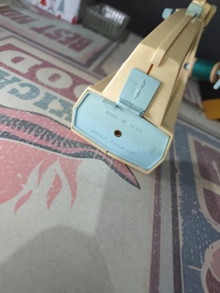 Máquina de coser de juguete antigua