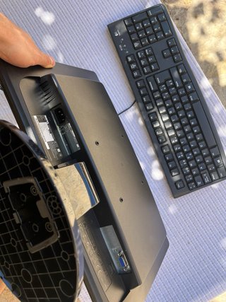 Monitor BenQ y Teclado Logitech Negro