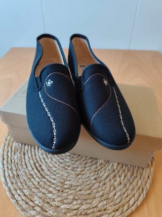 Dos pares de zapatos demujer realizados en textil
